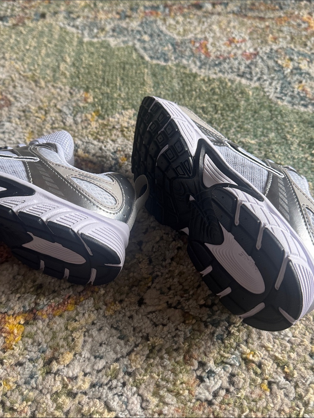 NIKE V5 RNR BOYS TENNIS SHOES IN SZ 3Y…WORN ONCE…LIKE NEW! WHITE/VAST GREY! - Picture 5 of 6